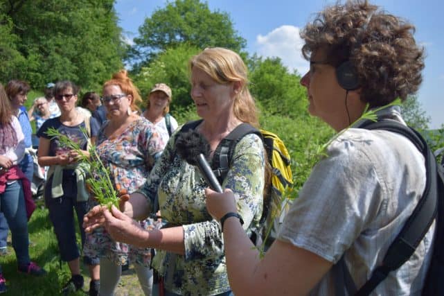 Kursleiterin Agnes Daiber im Gespräch Agnes Daiber mit Teilnehmerinnen